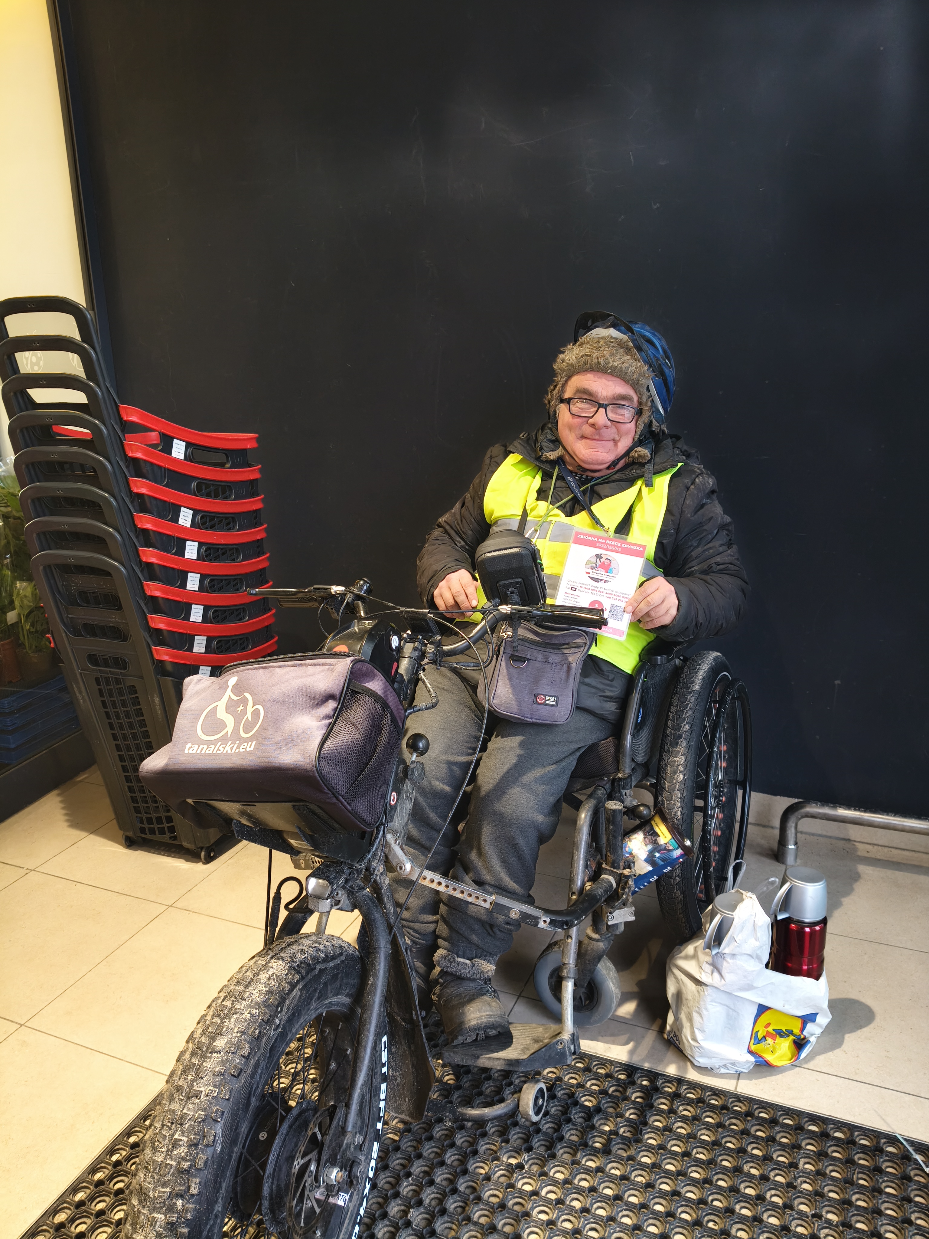 Zbiórka dla Zbyszka przed sklepem Biedronka.  Serdeczne podziękowania dla obsługi oraz ochrony sklepu za wyrozumiałość i wsparcie w czasie dużych mrozów. Dziękuję za życzliwość i zrozumienie sytuacji.