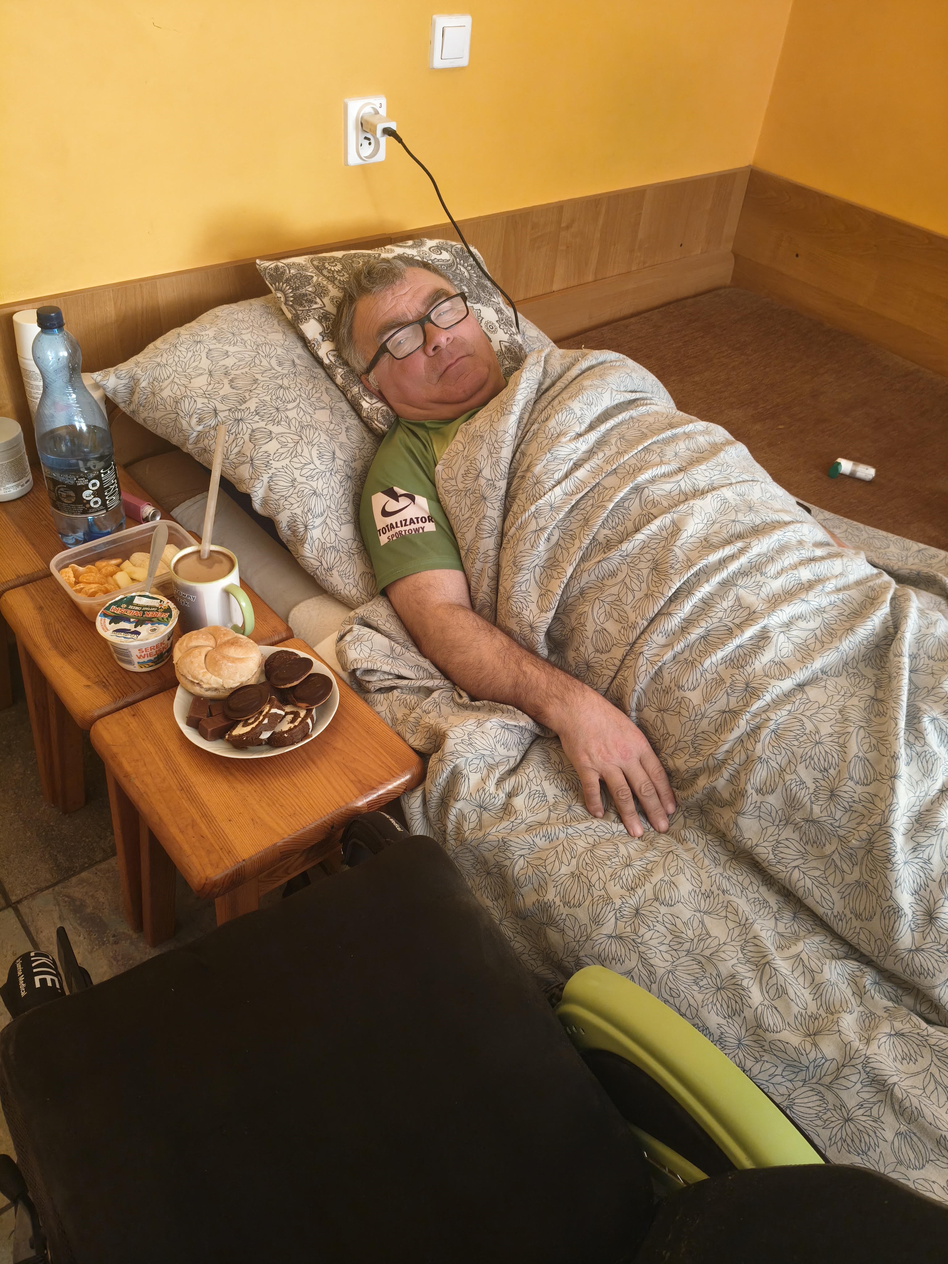 Dziś niedziela – odpoczynek u mnie w domu w Otwocku. Z powodu mrozów musiałem zostać w domu. Niestety, takiej zimy nie było już od kilku lat, dlatego czasem trzeba organizować zbiórki w pomieszczeniach.  Nie zawsze spotykam się ze zrozumieniem ze strony niektórych sklepów, wszystko jednak zależy od ludzi i ich podejścia. Tym, którzy okazują wsparcie i życzliwość, serdecznie dziękuję.