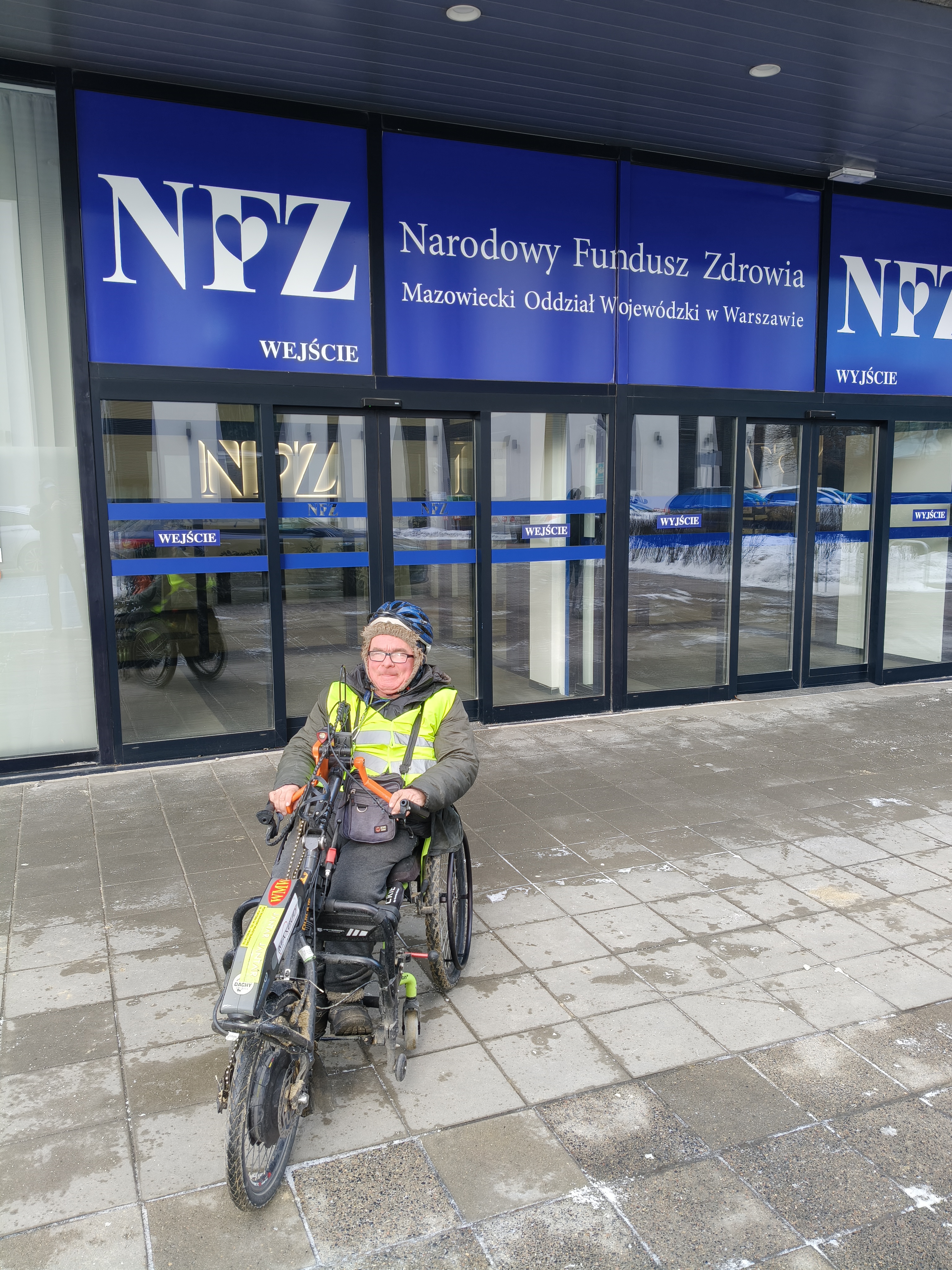 Po biegu w Warszawie, przy sklepie Żabka, rozpocząłem zbiórkę dla Zbyszka.