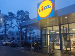 Dziś zbiórka dla Zbyszka przed jutrzejszym startem w warszawskiej dzielnicy Bielany podczas Pucharu Chomiczówki na dystansie 15 km.  Mimo że jeden z moich wózków ma grubsze, zimowe opony, na szczęście mam drugi – z cieńszymi oponami, które lepiej sprawdzą się na tym dystansie.  Pierwotnie planowałem start w niedzielę 8 lutego w Gdyńskim Biegu Urodzinowym z okazji urodzin Gdyni, jednak ze względu na to, że mam tylko jeden wózek i trudno przewidzieć ewentualne awarie, po ustaleniach z organizatorem zdecydowałem się wystartować w Warszawie.  Bieg główny na dystansie 15 km rozpoczyna się o godzinie 11:00.