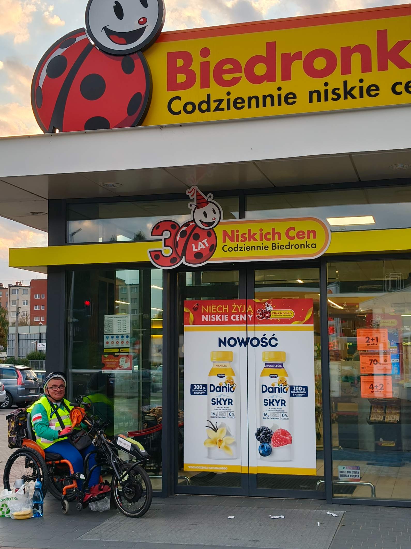 Zdjęcie do wpisu: zbiórka dla Zbyszka przy Biedronce ul Batorego Otwocku każdy wtorek i piątek są dni targowe obok Biedronki od czasu do czasu przy tej okazji prowadzę zbiórkę dla Zbyszka