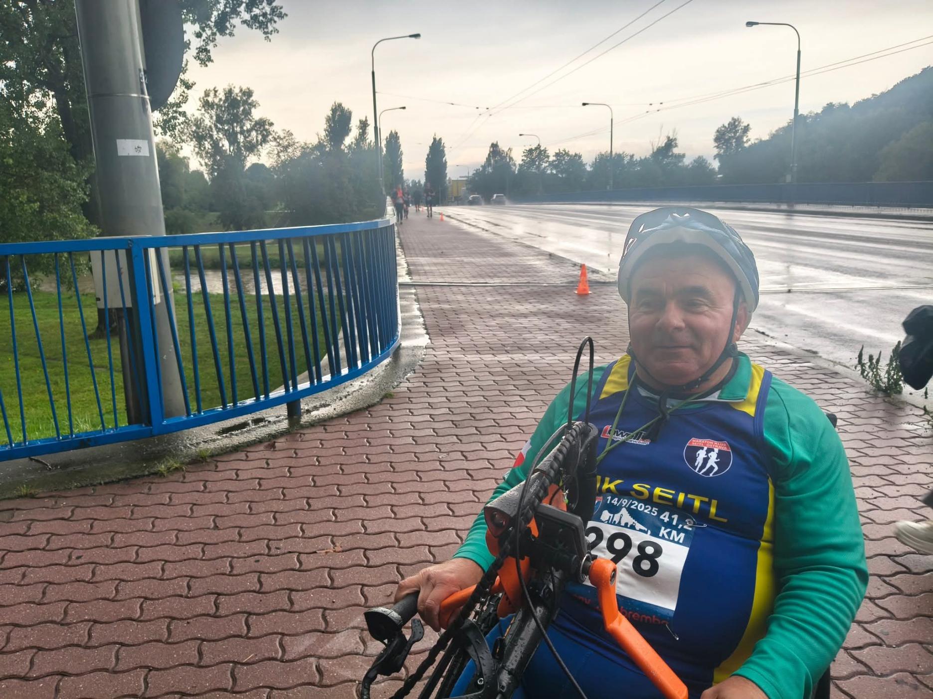 Zdjęcie do wpisu: Pan Zbyszek na trasie maratonu City Ostrava.