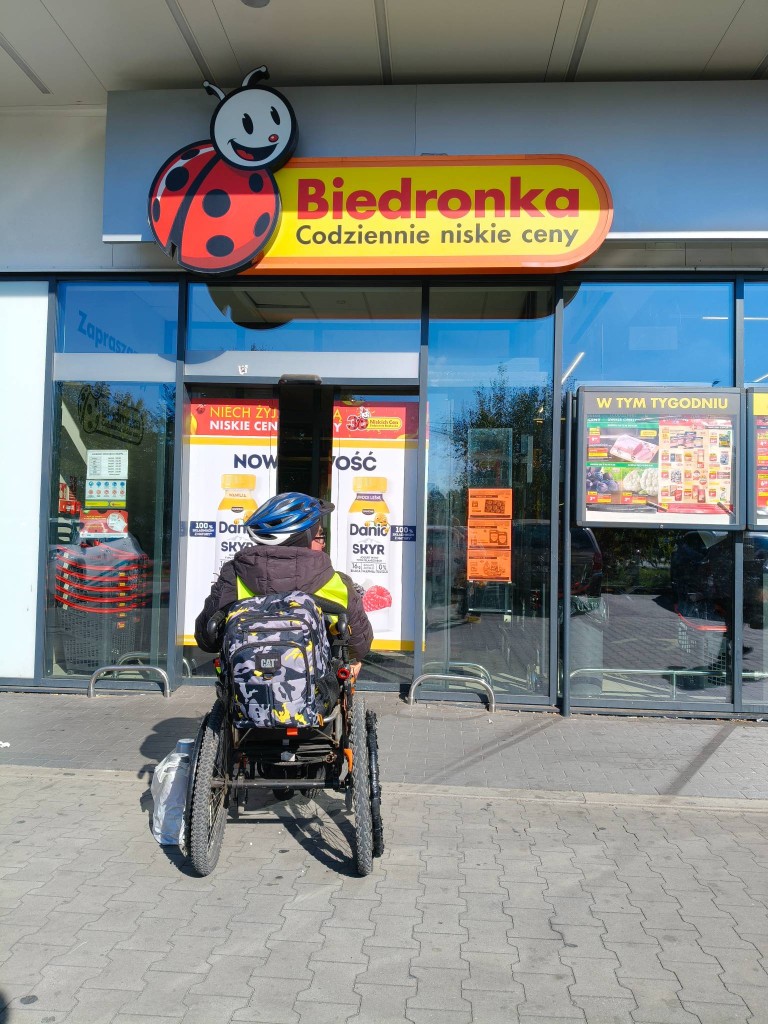 Zdjęcie do wpisu: Zbiórka dla Zbyszka w dzielnicy Wesoła w Warszawie, przy Biedronce. Kolejne kilometry – Otwock, 2 strony.