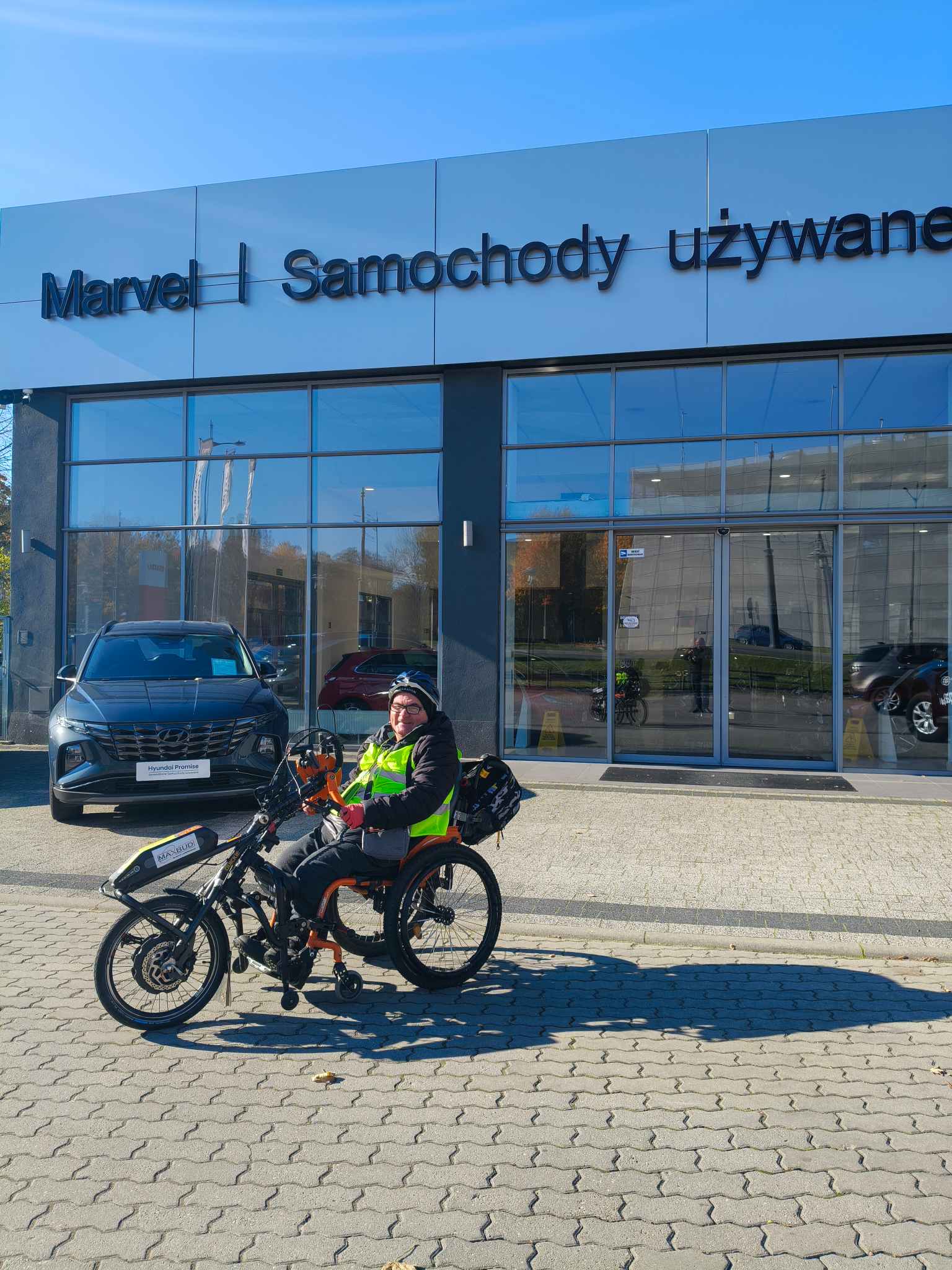 Zdjęcie do wpisu: Podczas pobytu w Kole, na 45. Międzynarodowym Biegu Warciańskim, odwiedziłem również Salon Marvel w Łodzi. Dziękuję firmie za pomoc i wsparcie, które otrzymuję już od wielu lat – zwłaszcza w czasie moich przygotowań i wyjazdów związanych z treningami oraz
