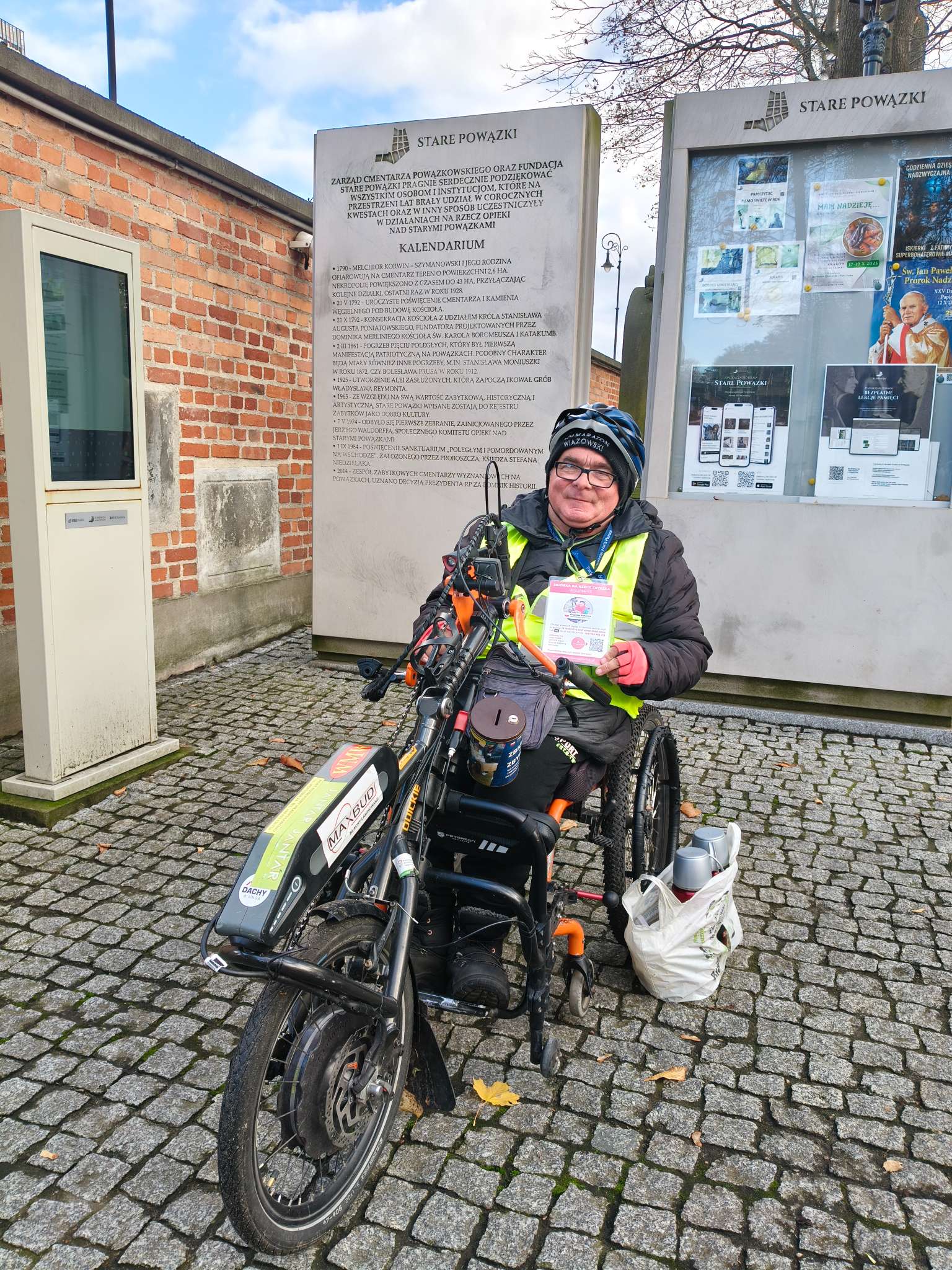 Zdjęcie do wpisu: Dziś zbiórka dla Zbyszka przy bramie głównej Cmentarza Powązkowskiego w Warszawie.