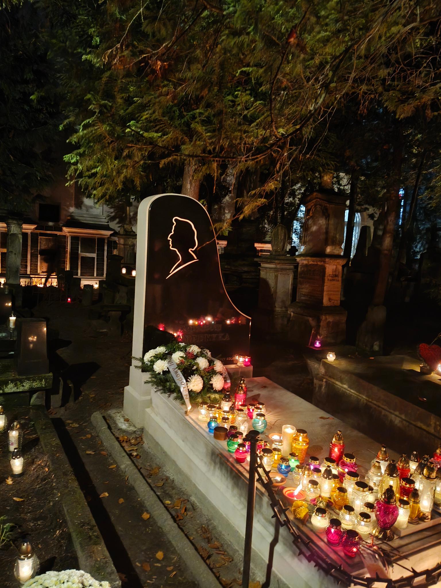 Zdjęcie do wpisu: Kolejny grób to Fryderyk Chopin, śp. wybitny talent, częściowo pochowany na Cmentarzu Powązkowskim w Warszawie oraz w Paryżu. Był również znaną inspiracją dla wielu pokoleń.