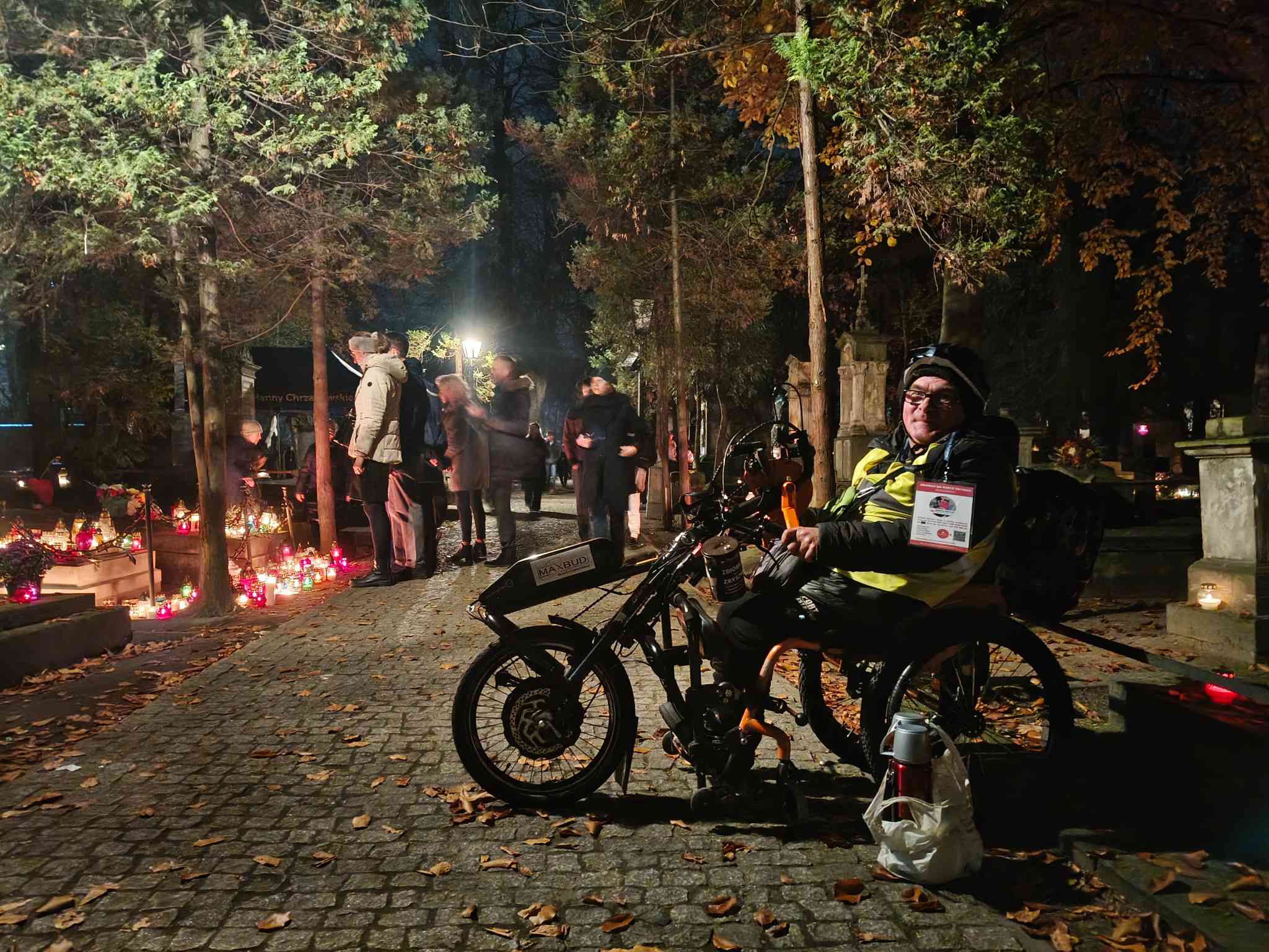 Zdjęcie do wpisu: Na Cmentarzu Powązkowskim wieczorem wygląda to wspaniale — cmentarz jest cudownie oświetlony.