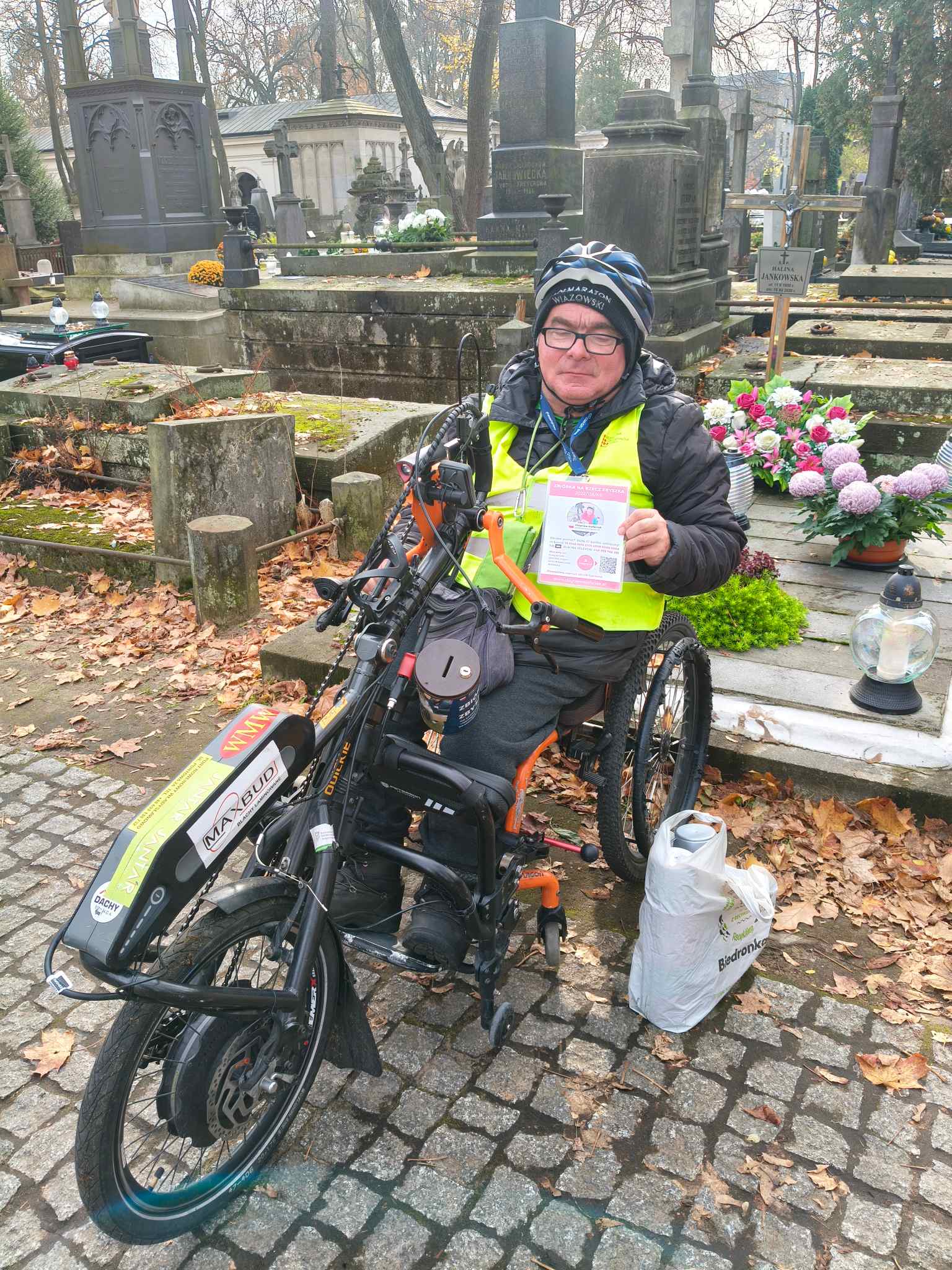 Zdjęcie do wpisu: W Dzień Zaduszny oraz 1 listopada odbywała się zbiórka dla Zbyszka na Cmentarzu Powązkowskim w Warszawie. Oprócz mojej zbiórki była również zbiórka na renowację i naprawę grobów. Jak co roku popieram taką inicjatywę, ponieważ groby są ważne — spoczywają t