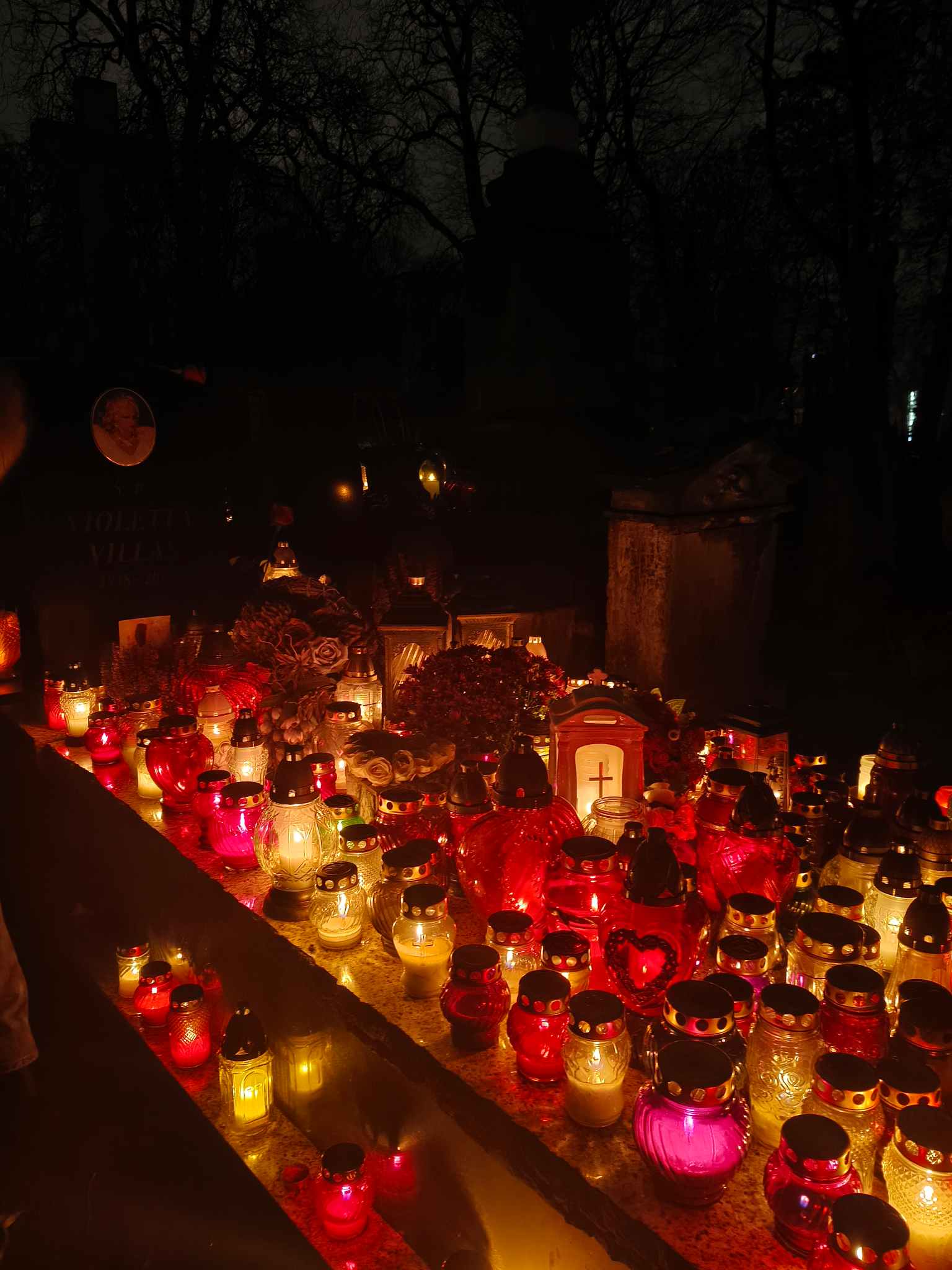 Zdjęcie do wpisu: Jest tam bardzo dużo zniczy od osób, które ją lubiły, i od fanów. Odej mnie również są kwiaty oraz znicze.