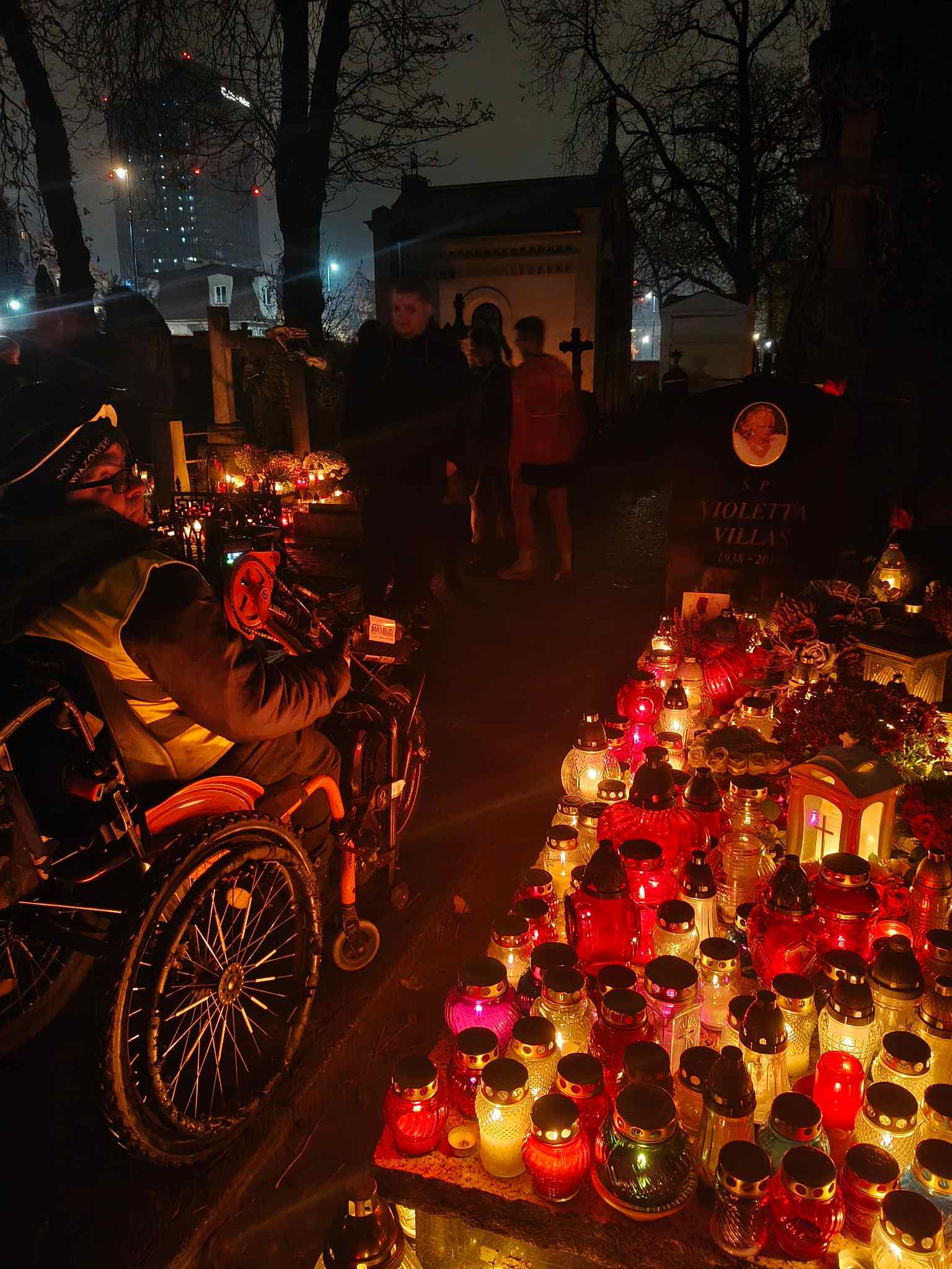 Zdjęcie do wpisu: Cmentarz Powązkowski, przy grobie śp. Pani Violetty Villas. Była wspaniałą osobą — odwiedzam jej grób, gdy tylko mam wolną chwilę.