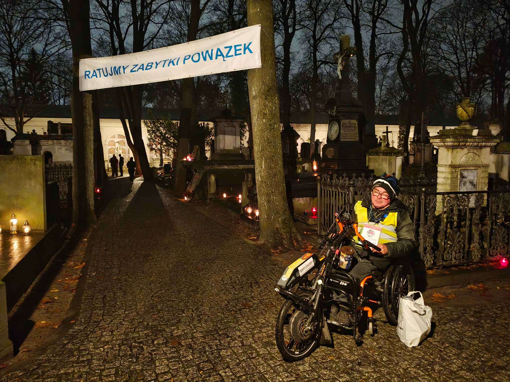 Zdjęcie do wpisu: Zbiórka dla Zbyszka — 2 listopada, Cmentarz Powązkowski. Dzień Zaduszny, zaraz po Wszystkich Świętych.