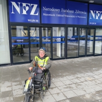 Zdjęcie do wpisu: Dziś byłem w Warszawie, dojechałem warszawskim NFZ. Trzeba walczyć o swoje leczenie, bo zdrowie jest najważniejsze dla każdego człowieka.  Niestety, polska służba zdrowia funkcjonuje bardzo słabo – czas oczekiwania do lekarzy specjalistów jest bardzo dług