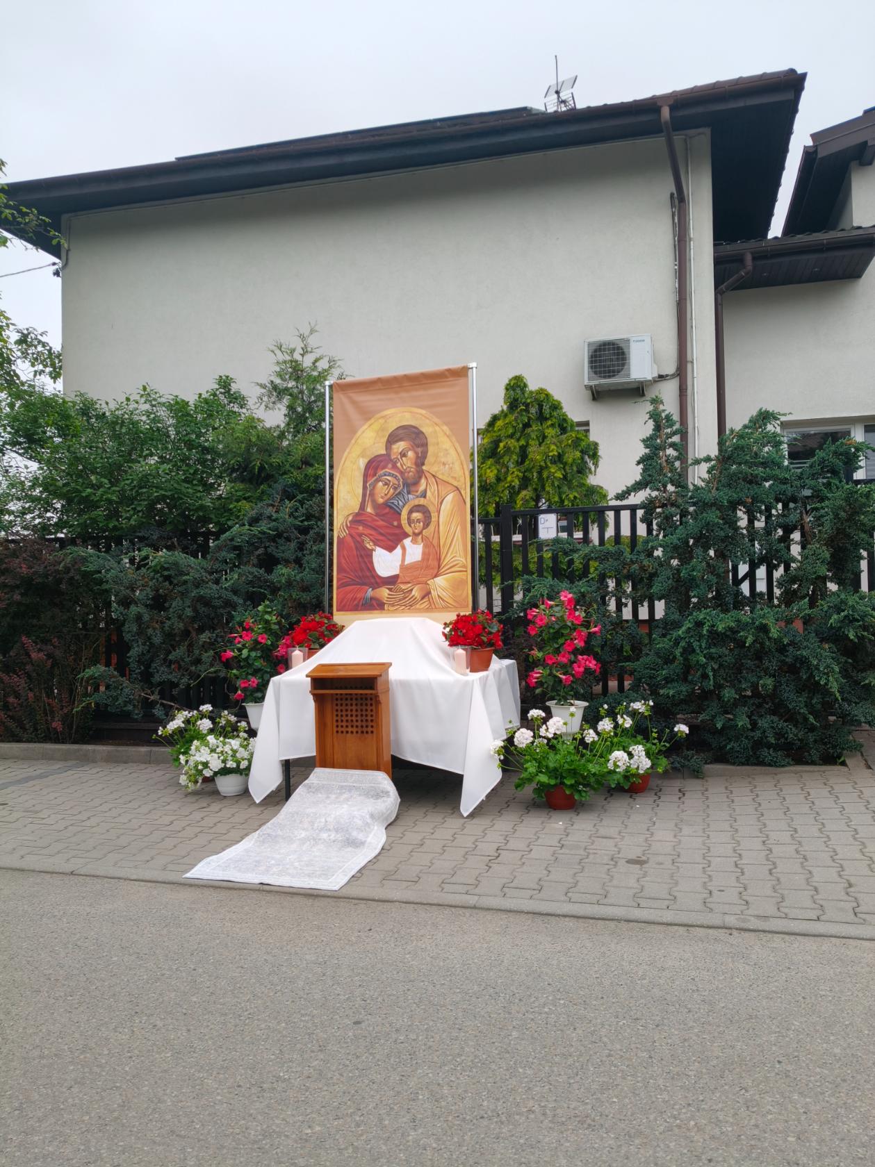 Zdjęcie do wpisu: Święto Bożego Ciała w Otwocku-Świdrze. Najpiękniejsza kapliczka z okazji tego święta, a jest ich kilka.