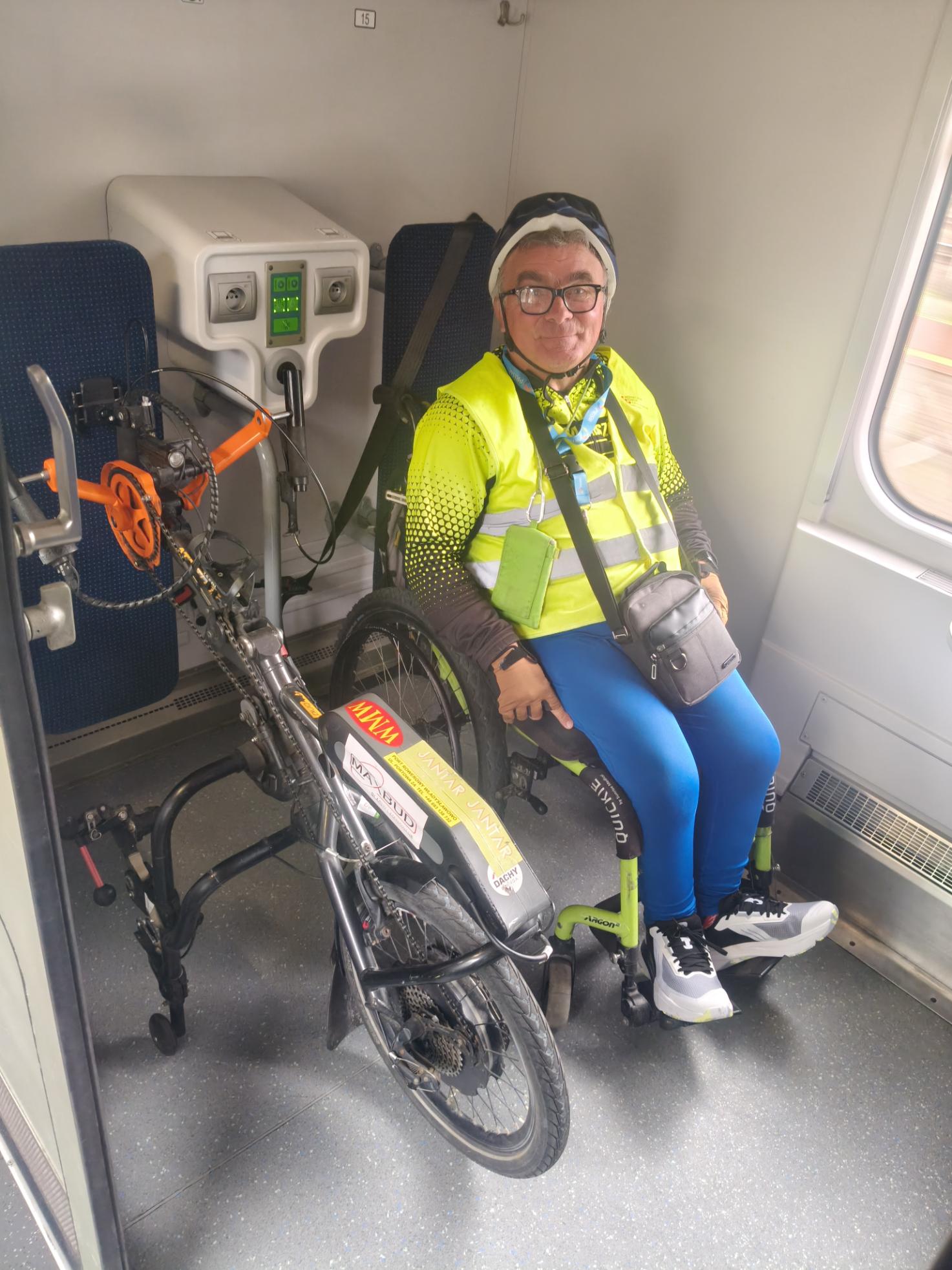 Zdjęcie do wpisu: Podróż o poranku rozpocząłem z Otwocka-Świdra do Warszawy Zachodniej Kolejami Mazowieckimi, a następnie pociągiem Express Intercity do Kostrzyna. Zdarza się niekiedy w podróżach, gdy podróżuję sam, że robią trudności osobom niepełnosprawnym. Ostatnio właś