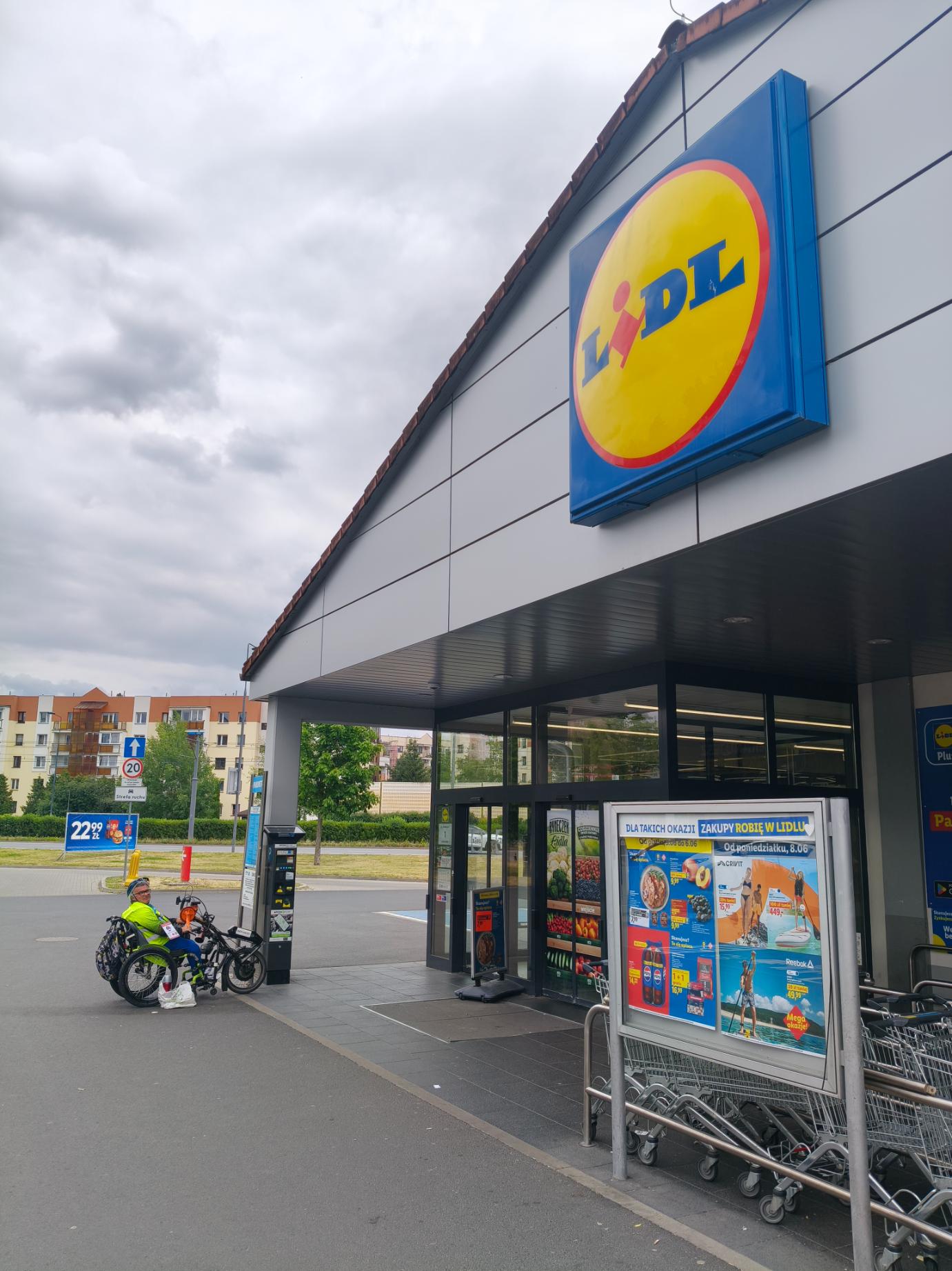 Zdjęcie do wpisu: Dziś, 5 czerwca, odbyła się zbiórka dla Zbyszka przy Lidlu w Warszawie na Bemowie.