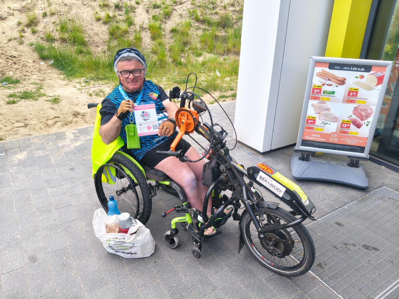 Zdjęcie do wpisu: Dziś, 6 czerwca, odbyła się zbiórka dla Zbyszka przy Biedronce w Starym Koniku. To kolejne kilometry z Otwocka pokonane na zbiórkę dla Zbyszka.